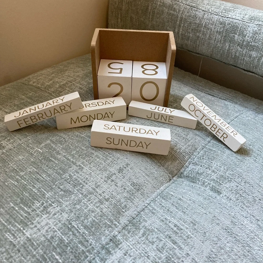 Switchable Calendar | Wood